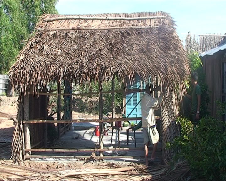 QUAN CANH CHIEN SI GIUP DAN SUA NHA 1.jpg